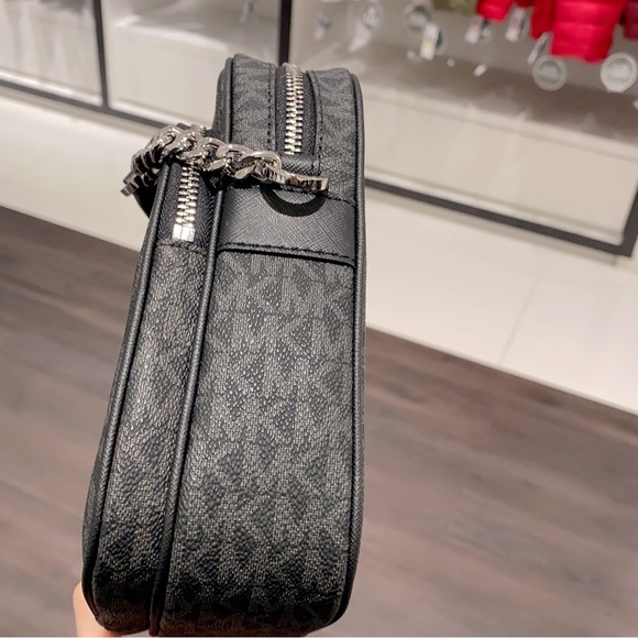 Michael Kors Jet Set Travel Flight Medium Logo Crossbody Bag in black signature - Picture 3 of 11